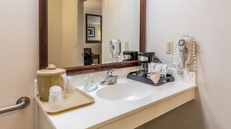 <b>Quality Inn Room</b>. Images powered by <a href="https://iceportal.shijigroup.com/" title="IcePortal" target="_blank">IcePortal</a>.