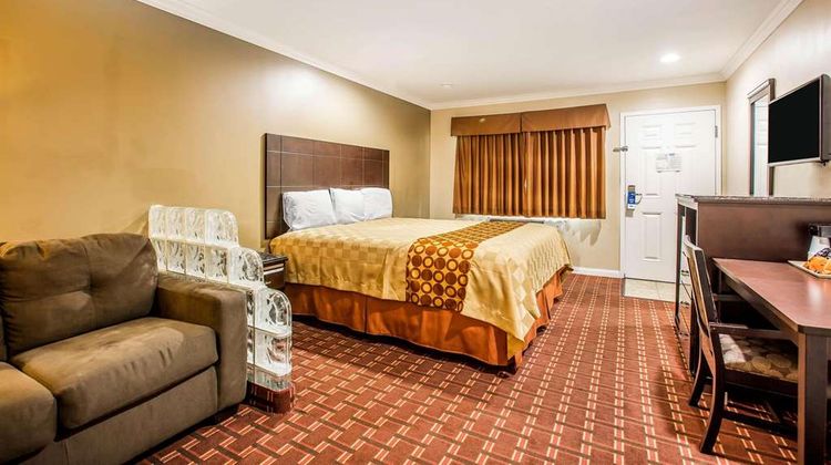 Rodeway Inn and Suites Bellflower Suite