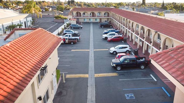 Rodeway Inn and Suites Bellflower Exterior
