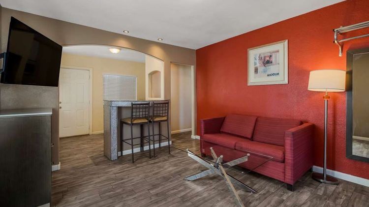 Rodeway Inn & Suites Suite