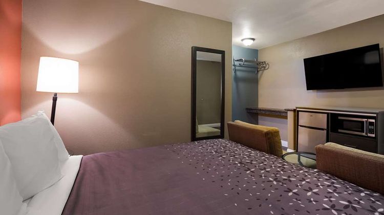 Rodeway Inn & Suites Room