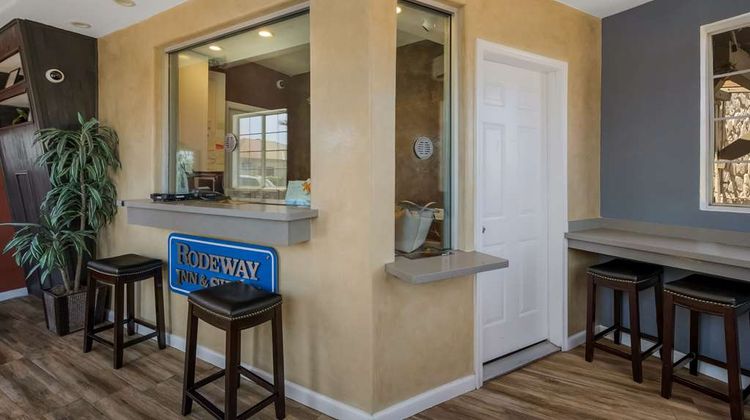 Rodeway Inn & Suites Lobby