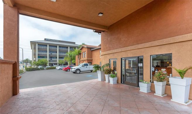 Quality Inn & Suites Oceanside Exterior
