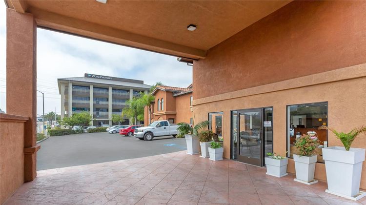 Quality Inn & Suites Oceanside Exterior