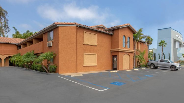 Quality Inn & Suites Oceanside Exterior