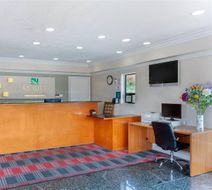 Quality Inn & Suites Oceanside Lobby
