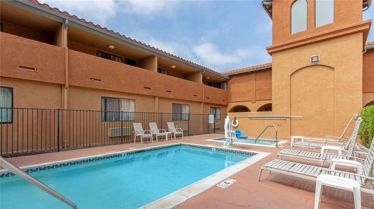 Quality Inn & Suites Oceanside Pool