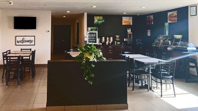 <b>Quality Inn & Suites Bakersfield Restaurant</b>. Images powered by <a href="https://iceportal.shijigroup.com/" title="IcePortal" target="_blank">IcePortal</a>.