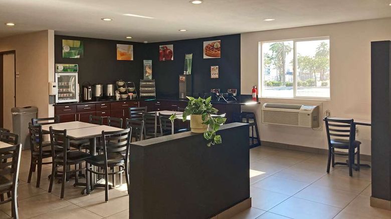 <b>Quality Inn & Suites Bakersfield Restaurant</b>. Images powered by <a href="https://iceportal.shijigroup.com/" title="IcePortal" target="_blank">IcePortal</a>.