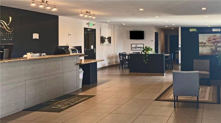 Quality Inn & Suites Bakersfield Lobby