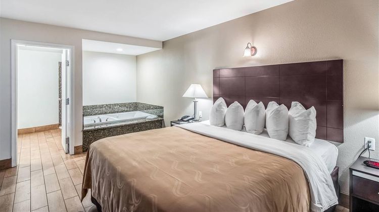 Quality Inn & Suites Bakersfield Suite