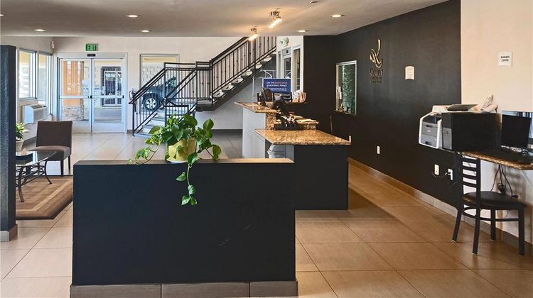 Quality Inn & Suites Bakersfield Lobby