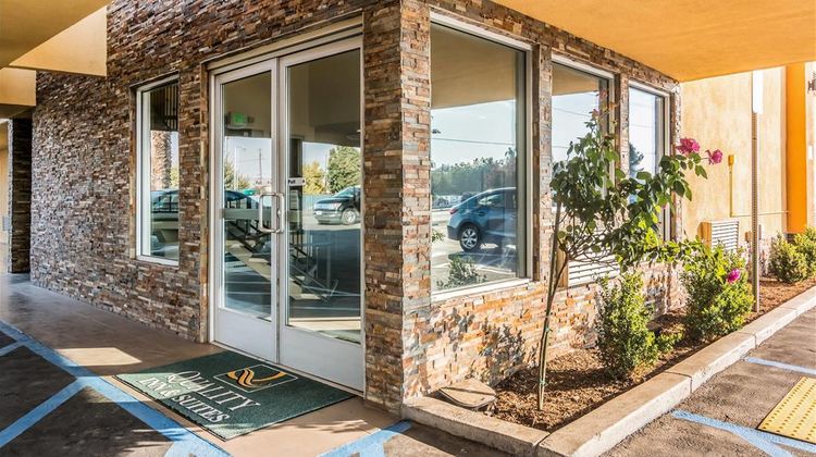 Quality Inn & Suites Bakersfield Exterior