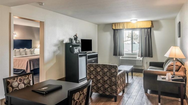 Quality Inn & Suites Bakersfield Suite