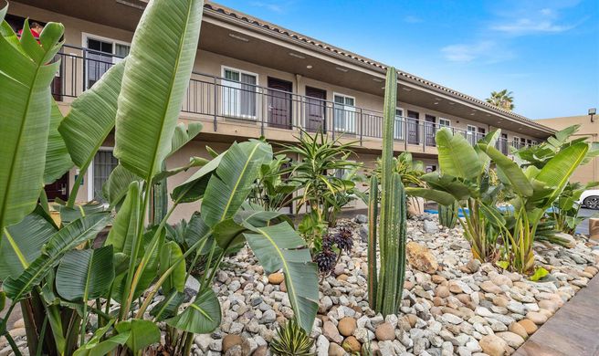 Econo Lodge Inn & Suites Escondido Dtwn Exterior