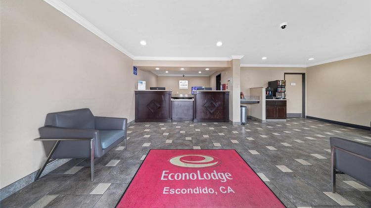 Econo Lodge Inn & Suites Escondido Dtwn Lobby