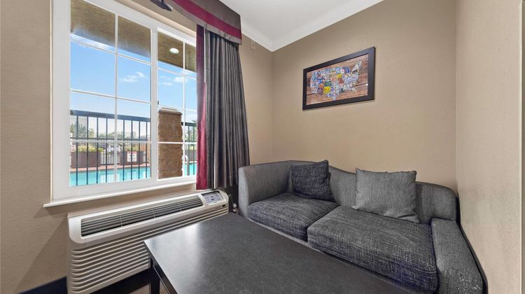 Econo Lodge Inn & Suites Escondido Dtwn Suite