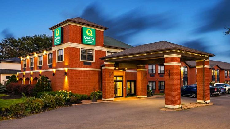 Quality Inn & Suites Garden of the Gulf Exterior