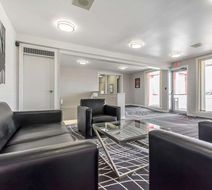 Econo Lodge New Liskeard Lobby