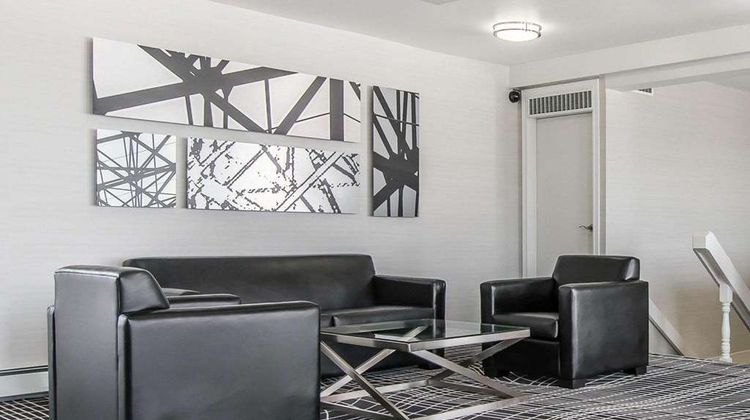 Econo Lodge New Liskeard Lobby