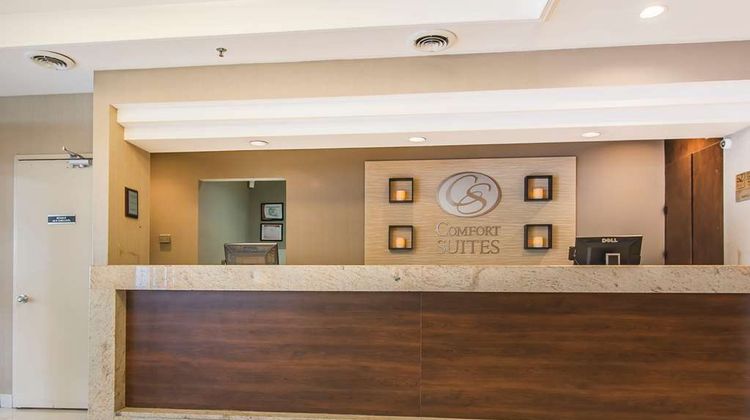 Comfort Suites Montreal Lobby