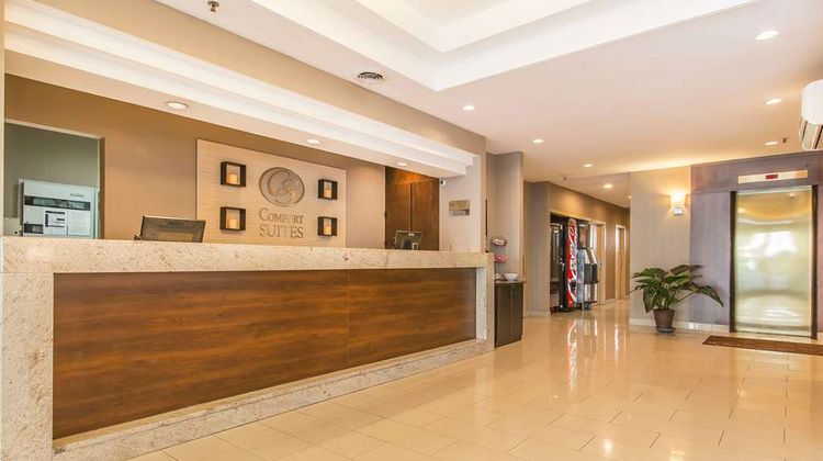 Comfort Suites Montreal Lobby