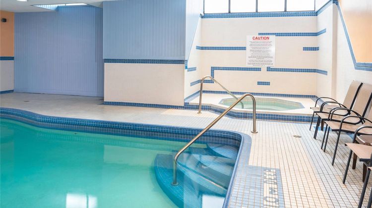 Comfort Hotel & Suites Peterborough Pool