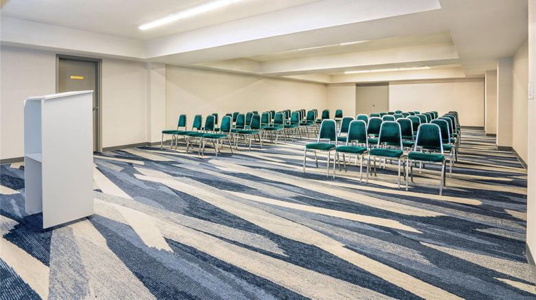 <b>Comfort Inn & Suites Barrie Meeting</b>. Images powered by <a href="https://iceportal.shijigroup.com/" title="IcePortal" target="_blank">IcePortal</a>.