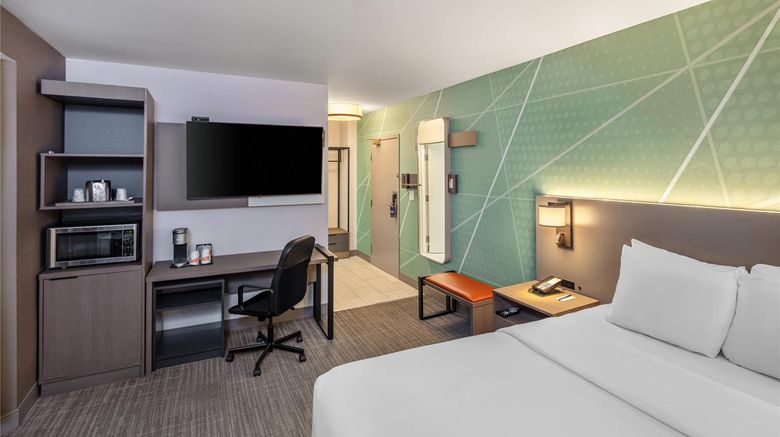 <b>Comfort Inn Suite</b>. Images powered by <a href="https://iceportal.shijigroup.com/" title="IcePortal" target="_blank">IcePortal</a>.