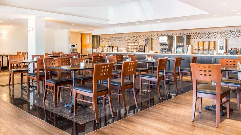 <b>Quality Hotel Dorval Aeroport Restaurant</b>. Images powered by <a href="https://iceportal.shijigroup.com/" title="IcePortal" target="_blank">IcePortal</a>.
