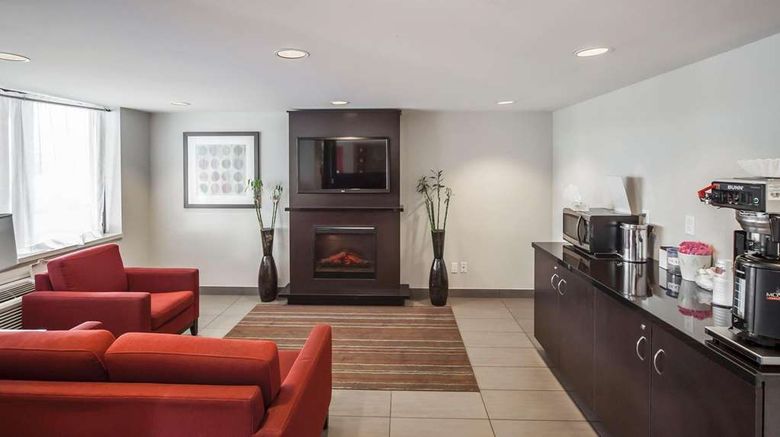 <b>Comfort Inn West Edmonton Lobby</b>. Images powered by <a href="https://iceportal.shijigroup.com/" title="IcePortal" target="_blank">IcePortal</a>.