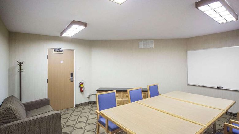 <b>Comfort Inn West Edmonton Meeting</b>. Images powered by <a href="https://iceportal.shijigroup.com/" title="IcePortal" target="_blank">IcePortal</a>.