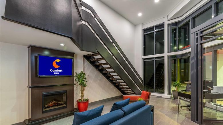 <b>Comfort Inn Winnipeg Airport Lobby</b>. Images powered by <a href="https://iceportal.shijigroup.com/" title="IcePortal" target="_blank">IcePortal</a>.