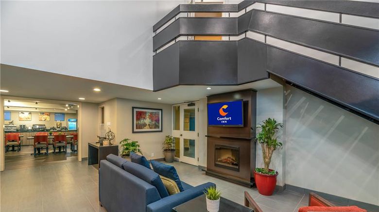 <b>Comfort Inn Winnipeg Airport Lobby</b>. Images powered by <a href="https://iceportal.shijigroup.com/" title="IcePortal" target="_blank">IcePortal</a>.