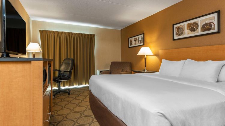Clarion Pointe Room