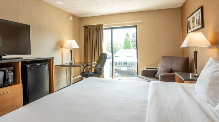 Clarion Pointe Room