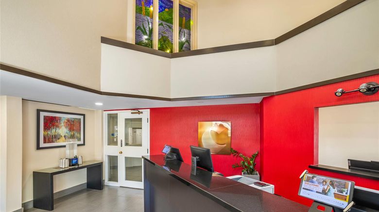 <b>Comfort Inn Moncton East Lobby</b>. Images powered by <a href="https://iceportal.shijigroup.com/" title="IcePortal" target="_blank">IcePortal</a>.