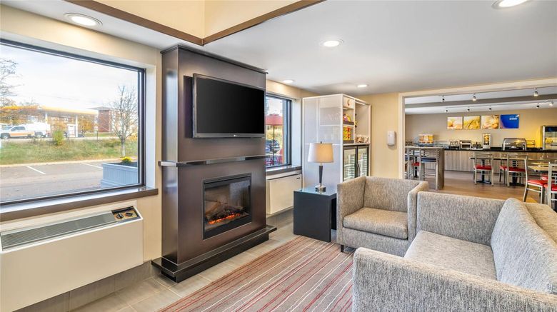 <b>Comfort Inn Moncton East Lobby</b>. Images powered by <a href="https://iceportal.shijigroup.com/" title="IcePortal" target="_blank">IcePortal</a>.