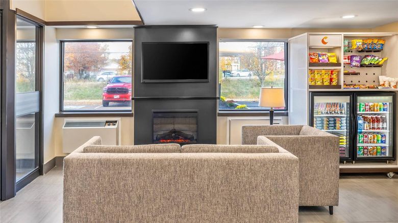 <b>Comfort Inn Moncton East Lobby</b>. Images powered by <a href="https://iceportal.shijigroup.com/" title="IcePortal" target="_blank">IcePortal</a>.