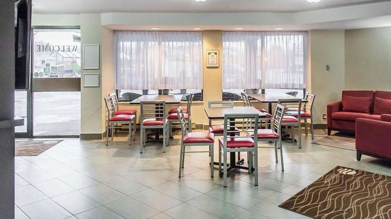 <b>Comfort Inn Pembroke Lobby</b>. Images powered by <a href="https://iceportal.shijigroup.com/" title="IcePortal" target="_blank">IcePortal</a>.