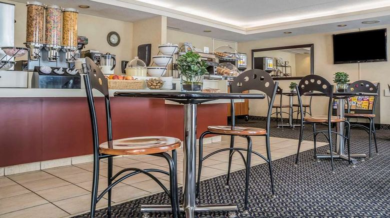 <b>Comfort Suites London Restaurant</b>. Images powered by <a href="https://iceportal.shijigroup.com/" title="IcePortal" target="_blank">IcePortal</a>.