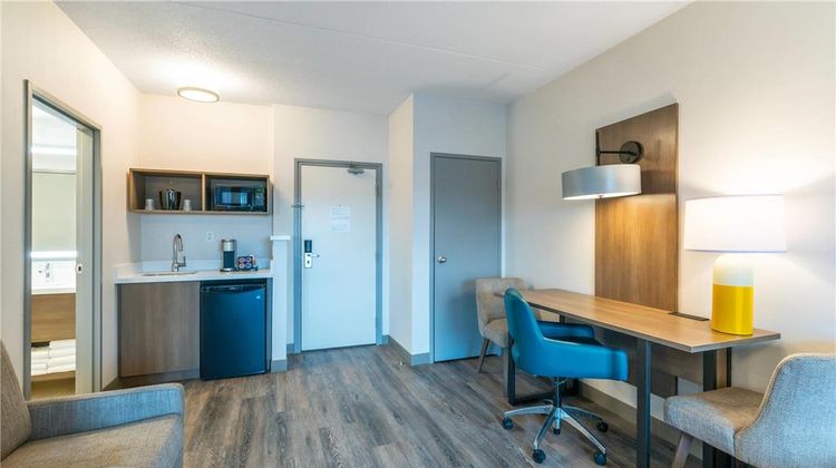 Comfort Suites London Room
