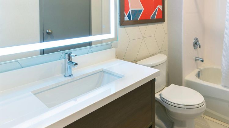 Comfort Suites London Room