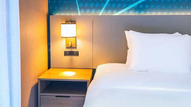Comfort Suites London Room