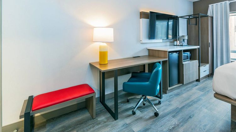 Comfort Suites London Room