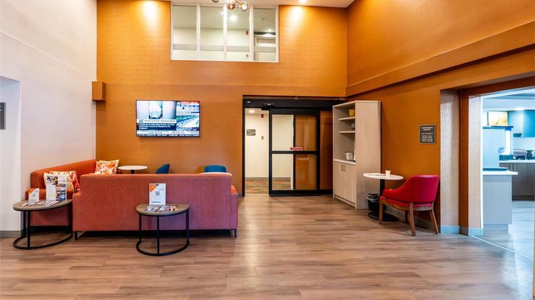 Comfort Suites London Lobby