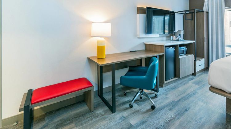 Comfort Suites London Room