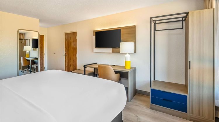 Comfort Inn London Room