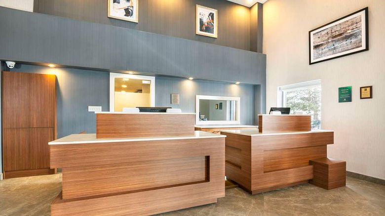 <b>Quality Suites Lobby</b>. Images powered by <a href="https://iceportal.shijigroup.com/" title="IcePortal" target="_blank">IcePortal</a>.