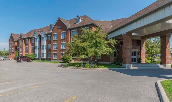 Quality Suites Exterior